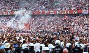 科隆重返德甲，球迷涌入球场庆祝