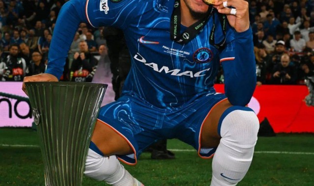 桑乔夺冠后官宣不回曼联，替补进球或改变命运！拥抱安慰哭泣的败将安东尼