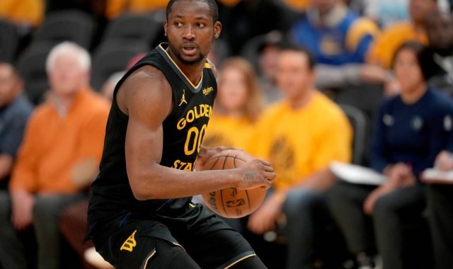 库明加多次无视库里专注自己进攻 这令科尔非常不满