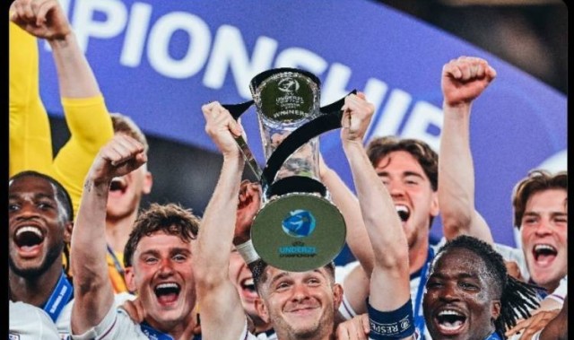 决赛MVP+作为队长捧杯！曼城官方祝贺麦卡蒂随英格兰欧青赛夺冠